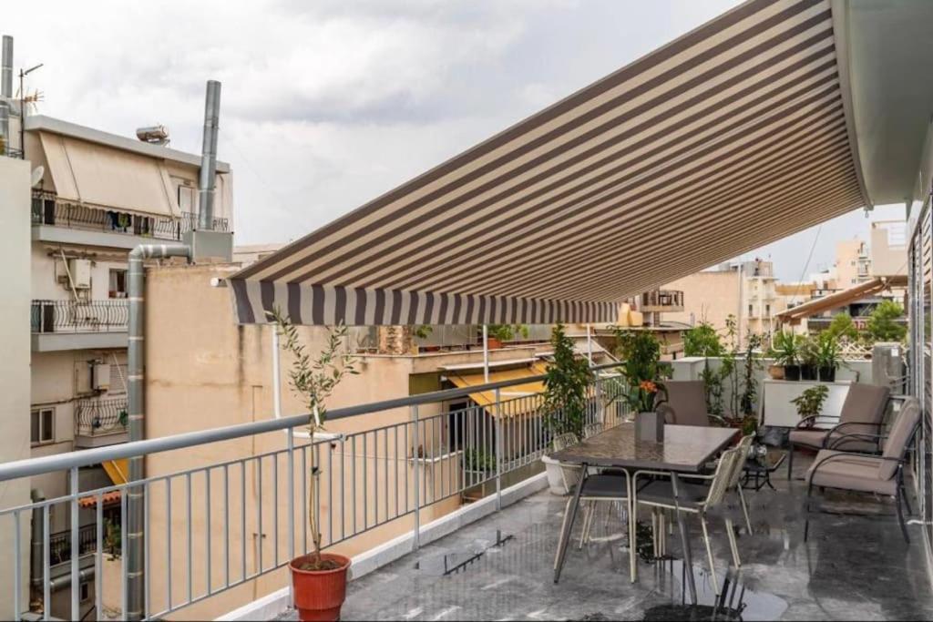 Artistic Apt In Vibrant Gazi With Large Terrace By Ghh アテネ エクステリア 写真