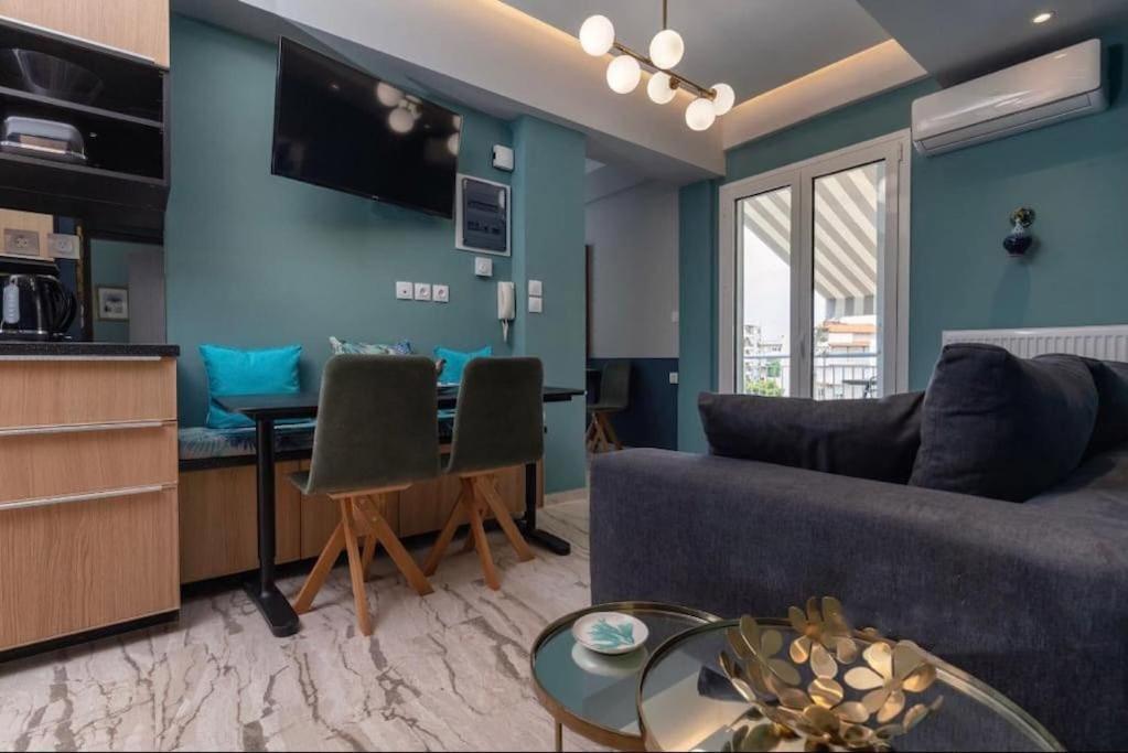 Artistic Apt In Vibrant Gazi With Large Terrace By Ghh アテネ エクステリア 写真