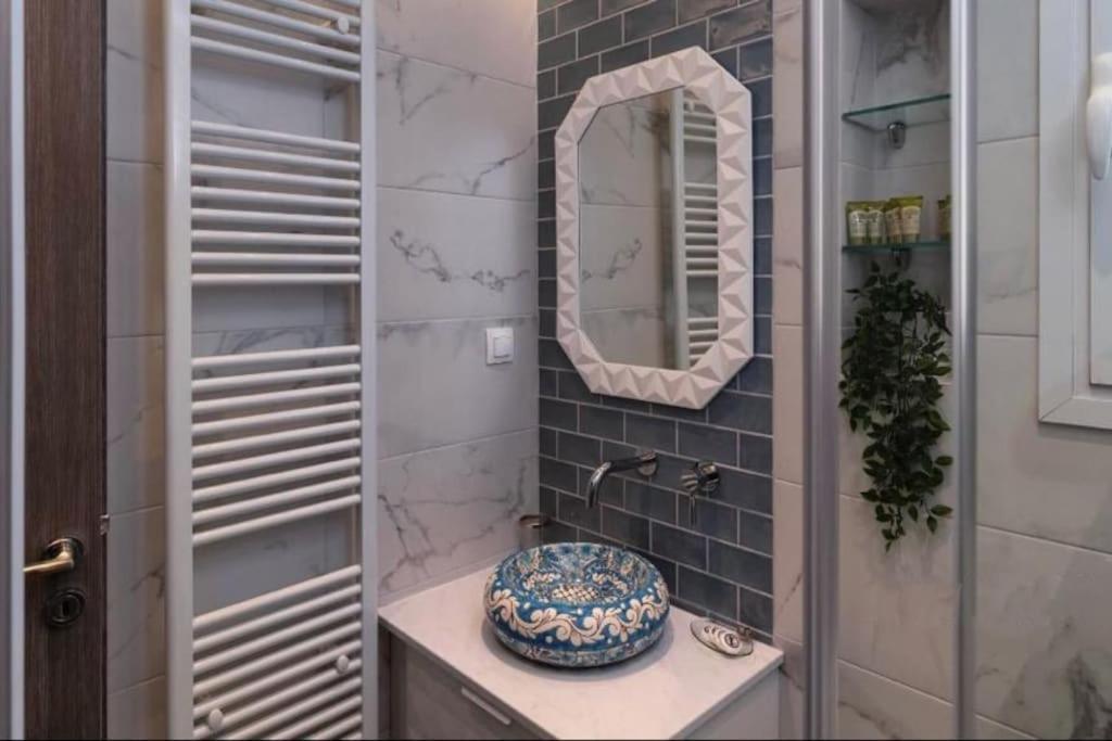 Artistic Apt In Vibrant Gazi With Large Terrace By Ghh アテネ エクステリア 写真